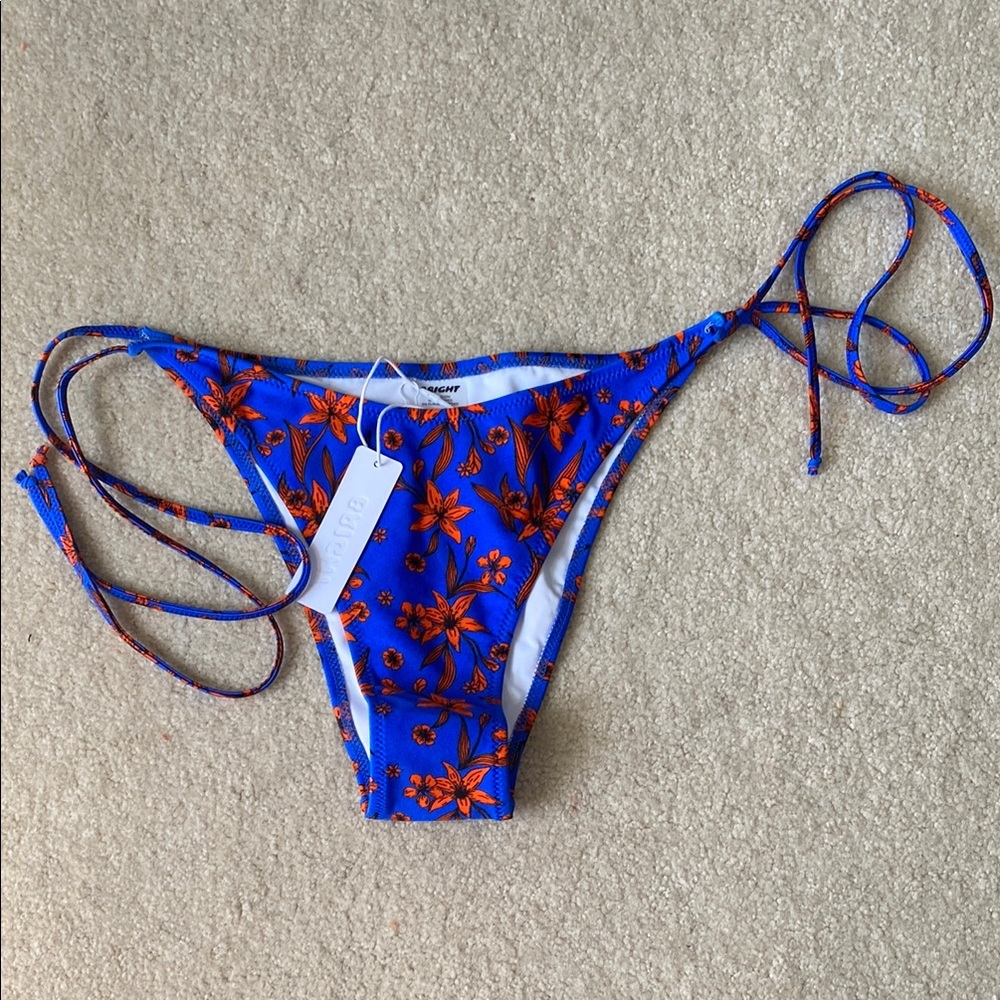 Bright swimwear Melody bottom Size L
Color- azure